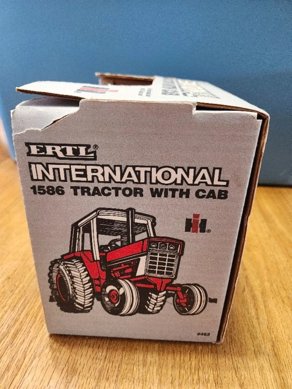 Ertl International 1586 Tractor with cab Die Cast Metal 1/16 scale hitch steers!